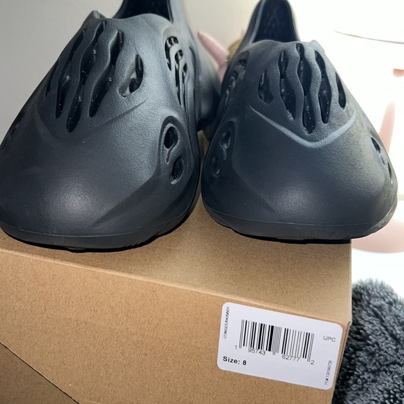 Black Yeezy foam runner size 8 in men. Fits like a 7-7.5 in men or 8.5 in women - Picture 3 of 6